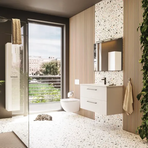 Large bathroom inspiration with bathroom furniture in matt white with elegant washbasin and square mirror with black rim and lamp, terrazzo wall and floor and plants on the wall for a modern and sophisticated look.